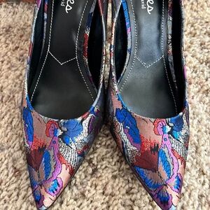 Charles David Patterned Heels Size 7